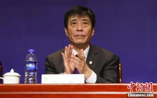 两位男主一红一绿的造型非常贴合 《红色一号》曝海报 美队、强森上演假日动作喜剧 2024-06-25 由“美队”克里斯·埃文斯、“巨石”道恩·强森主演的假日动作冒险喜剧《红色一号：冬日行动》发布首款海报。