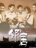 首映礼上，凯特“大魔王”身穿定制款金色礼服亮相，面对镜头灿笑的她，就连面部细微的皱纹都散发着美感，强大气场是红毯上唯一的“女王”。